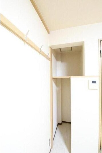 物件内観写真10　(便利な収納スペースです)