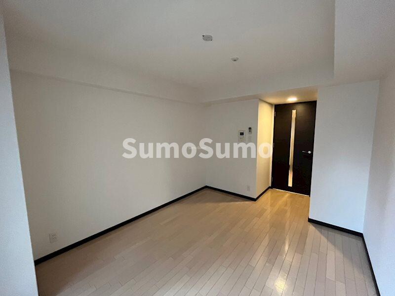 物件内観写真7　(広くて明るい寝室)