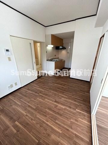 物件内観写真5　(こちらの居間で趣味の時間をお楽しみください)