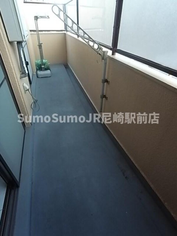 バルコニー(暖かな日差しのふりそそぐバルコニー)