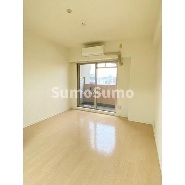 物件内観写真8　(広くて明るい寝室)