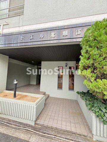 物件外観写真4　(清潔なエントランスです)