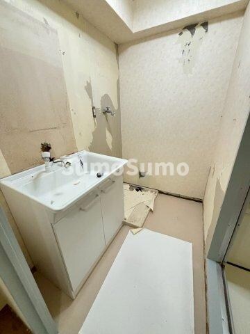 物件内観写真12　(ゆったりとスペースのある洗面所)