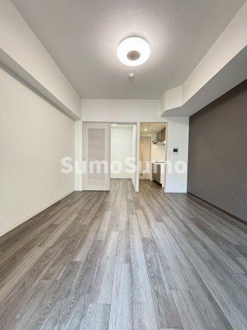 物件内観写真6　(ゆったりとした居間です)