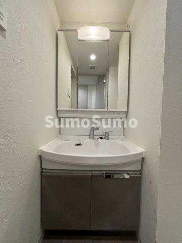 物件内観写真12　(広い洗面スペース)