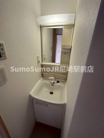 物件内観写真8　(独立洗面台あり、毎朝おしゃれに忙しい女性の方におすすめです)