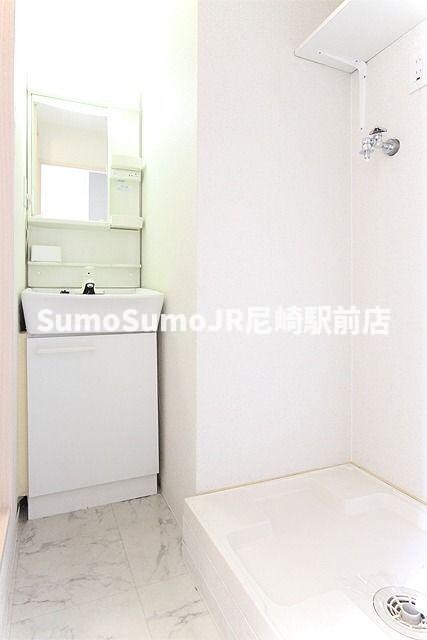 物件内観写真21　(独立洗面台、小物を置くことができて便利です)