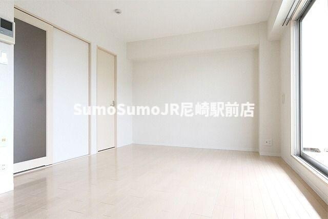 物件内観写真24　(落ち着いた色調の寝室です)