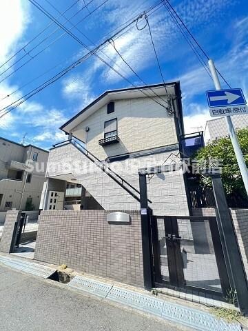 物件外観写真1　(外観は落ち着いています)