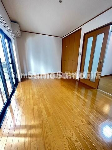 物件内観写真4　(こちらの居間で趣味の時間をお楽しみください)