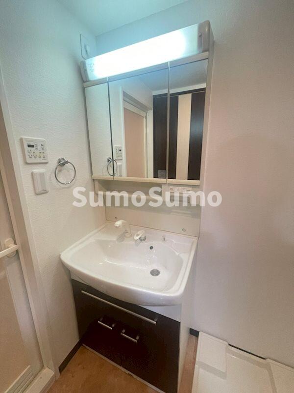 物件内観写真14　(広い洗面スペース)