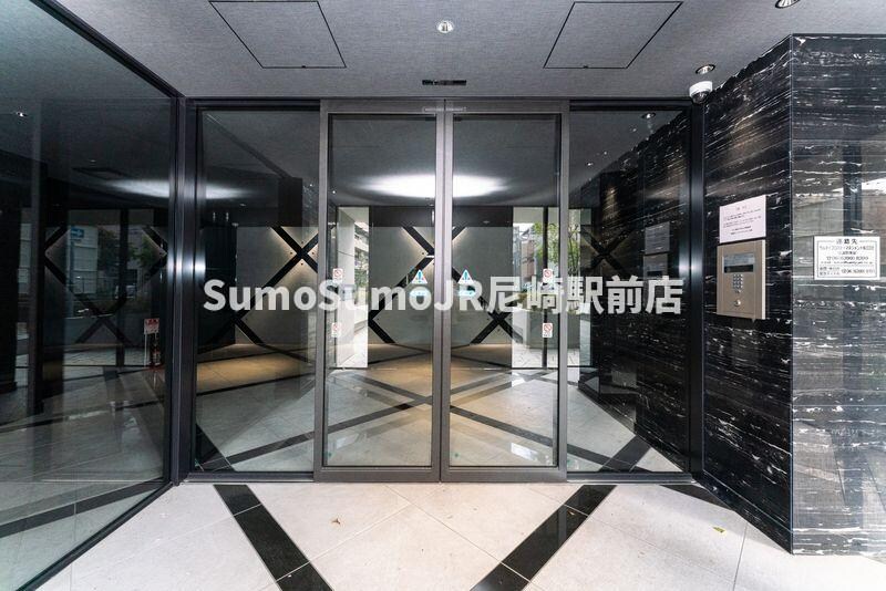 物件外観写真2　(落ち着いたエントランスです)