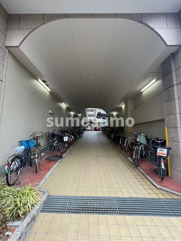 物件外観写真2　(清潔なエントランスです)