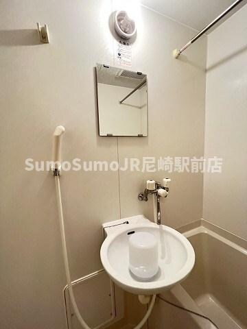 物件内観写真11　(独立洗面化粧台が付いています)