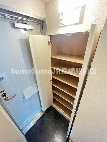 物件内観写真16　(シンプルで使いやすい玄関です)