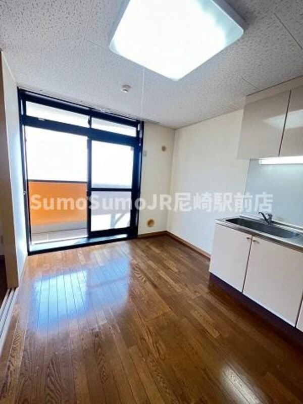 居室(こちらのリビングで趣味の時間をお楽しみください)