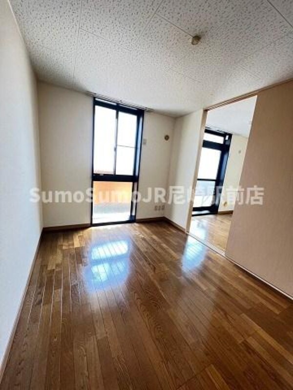 寝室(広くて明るい寝室)