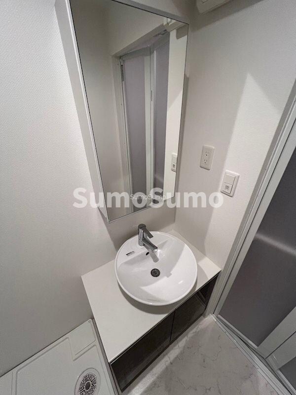 物件内観写真13　(広い洗面スペース)