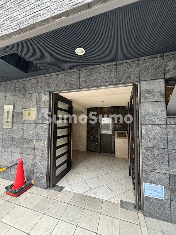 物件外観写真2　(清潔なエントランスです)