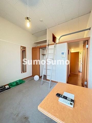 物件内観写真4　(こちらのリビングで趣味の時間をお楽しみください)