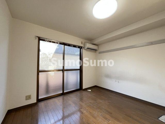 物件内観写真2　(こちらのリビングで趣味の時間をお楽しみください)