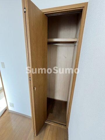 物件内観写真3　(収納豊富です)