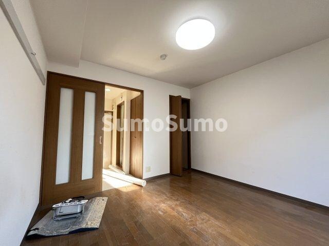 物件内観写真16　(落ち着いた色調の寝室です)