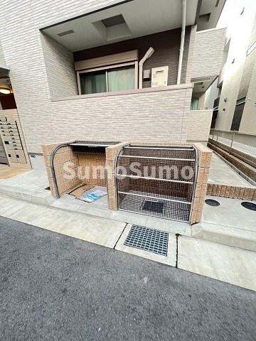 物件外観写真2　(外観は落ち着いています)