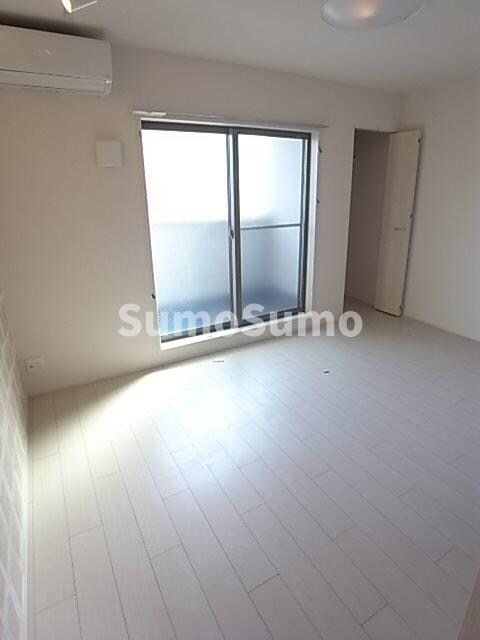 物件内観写真6　(こちらの居間で趣味の時間をお楽しみください)