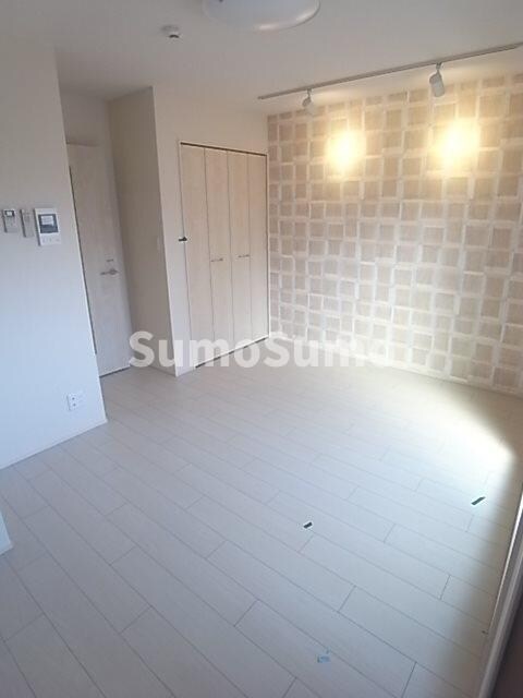 物件内観写真8　(広くて明るい寝室)