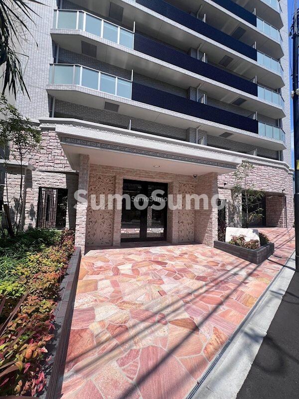 物件外観写真2　(ゆとりのあるエントランスです)