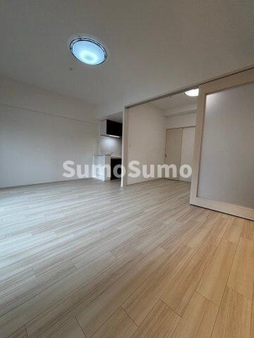 物件内観写真10　(こちらのリビングで趣味の時間をお楽しみください)