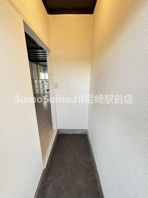 物件内観写真4　(収納もある玄関です)