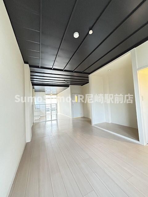 物件内観写真7　(開放的な寝室です)