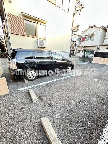 物件外観写真3　(車をお持ちの方に嬉しい駐車場付きの物件です)