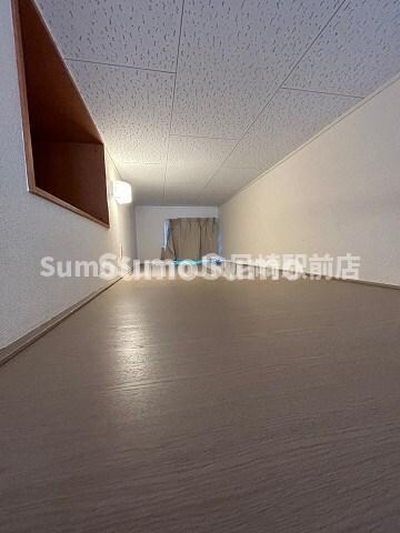 物件内観写真8　(落ち着いた色調の寝室です)