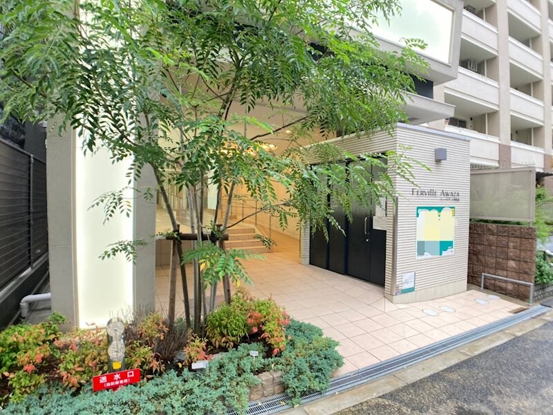 物件外観写真2　(ゆとりのあるエントランスです)