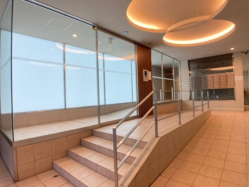 物件外観写真3　(落ち着いたロビーです)