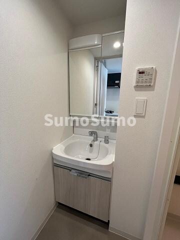 物件内観写真11　(ゆったりとスペースのある洗面所)