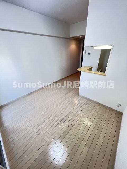 物件内観写真7　(広くて明るい寝室)