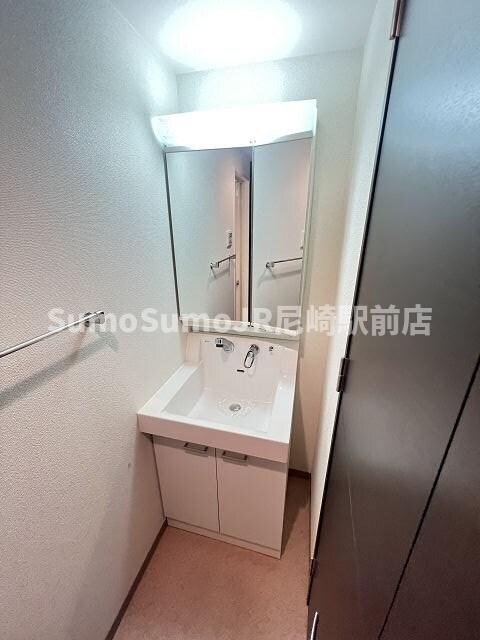 物件内観写真10　(使いやすい独立洗面台です)