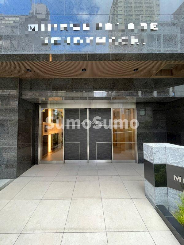 物件外観写真2　(落ち着いたエントランスです)