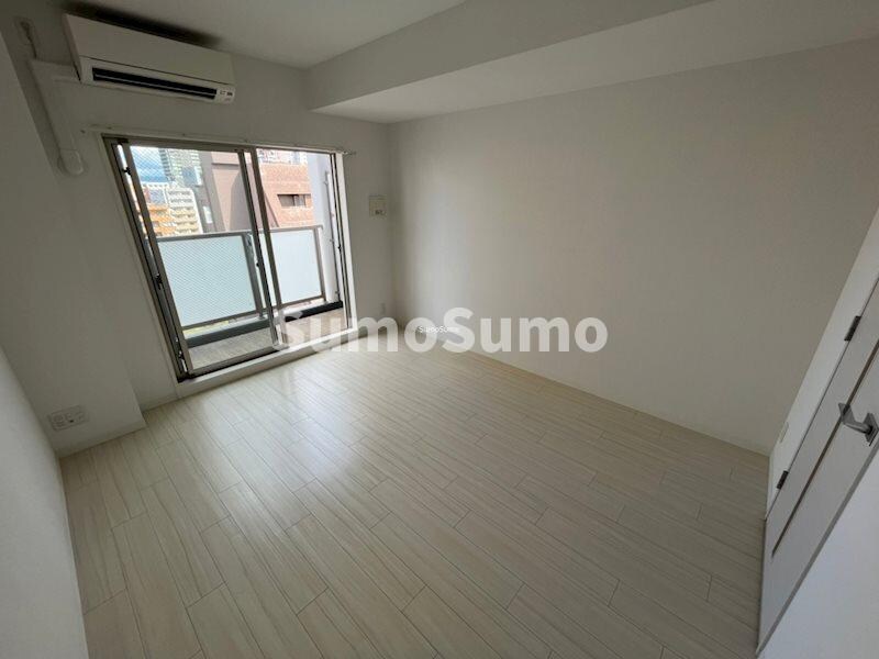 物件内観写真5　(こちらの居間で趣味の時間をお楽しみください)