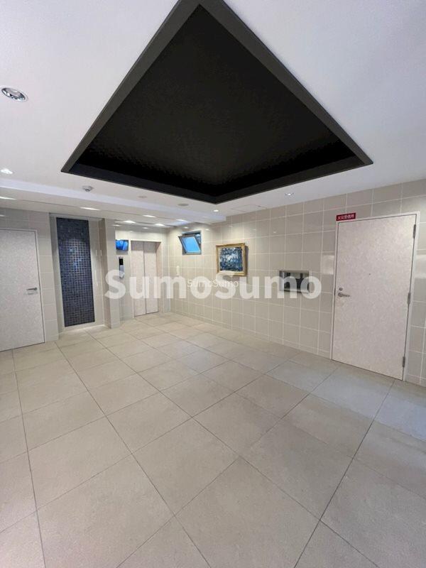 物件外観写真3　(清潔なロビーです)