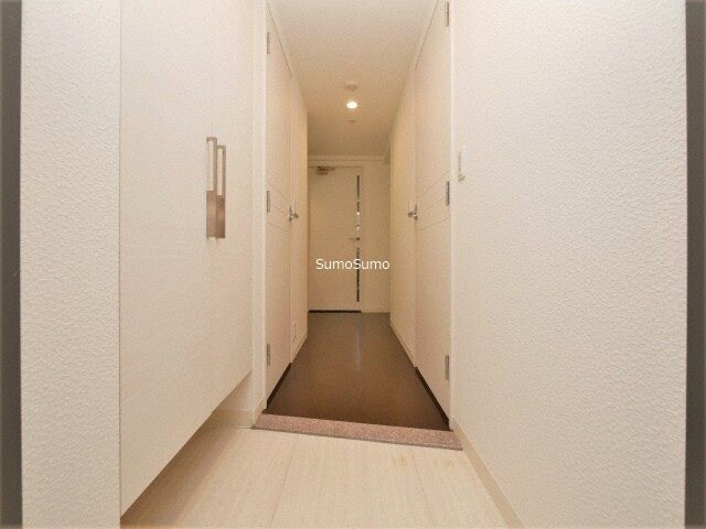 物件内観写真4　(ゆったりとした玄関です)