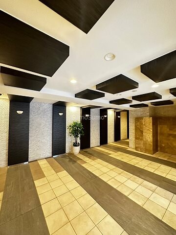 物件外観写真3　(清潔なロビーです)