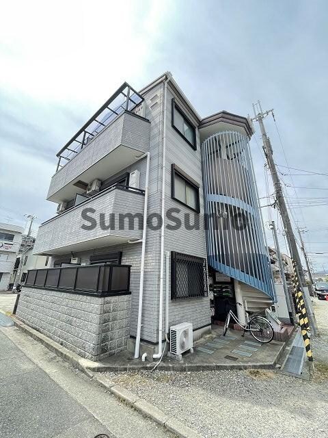 物件外観写真1　(落ち着いた雰囲気の外観です)