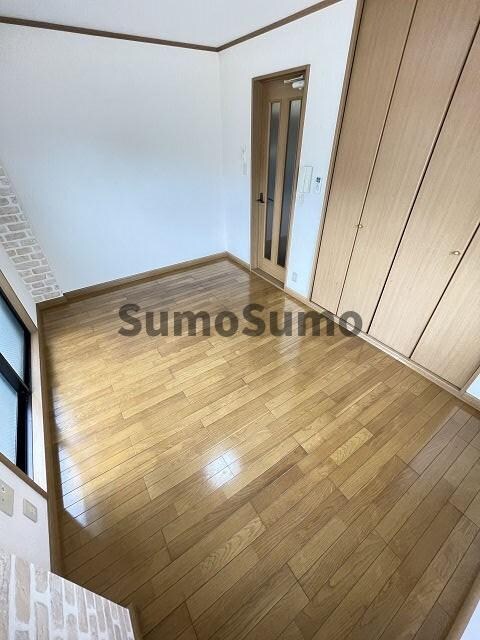 物件内観写真6　(落ち着いた色調の寝室です)