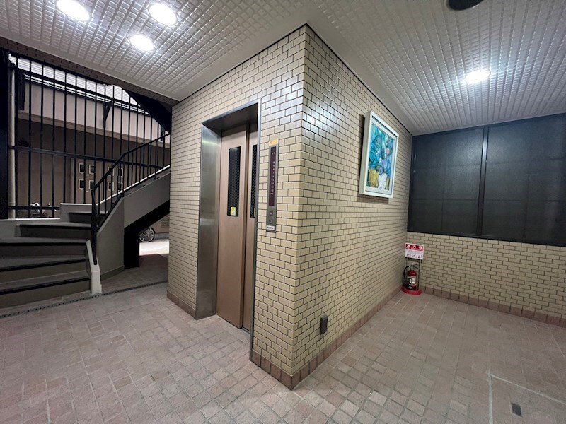 物件外観写真4　(落ち着いたロビーです)