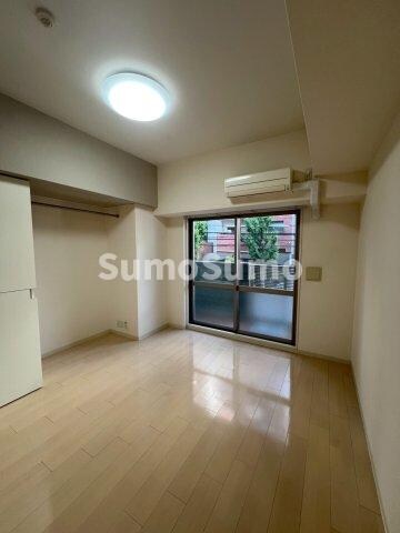 物件内観写真8　(広くて明るい寝室)